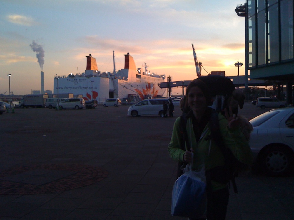 Derniers instants à Osaka avant de prendre le ferry juste derrière... direction Beppu. Dans le sachet en plastique: nos casse-croûtes pour la route, évidemment!