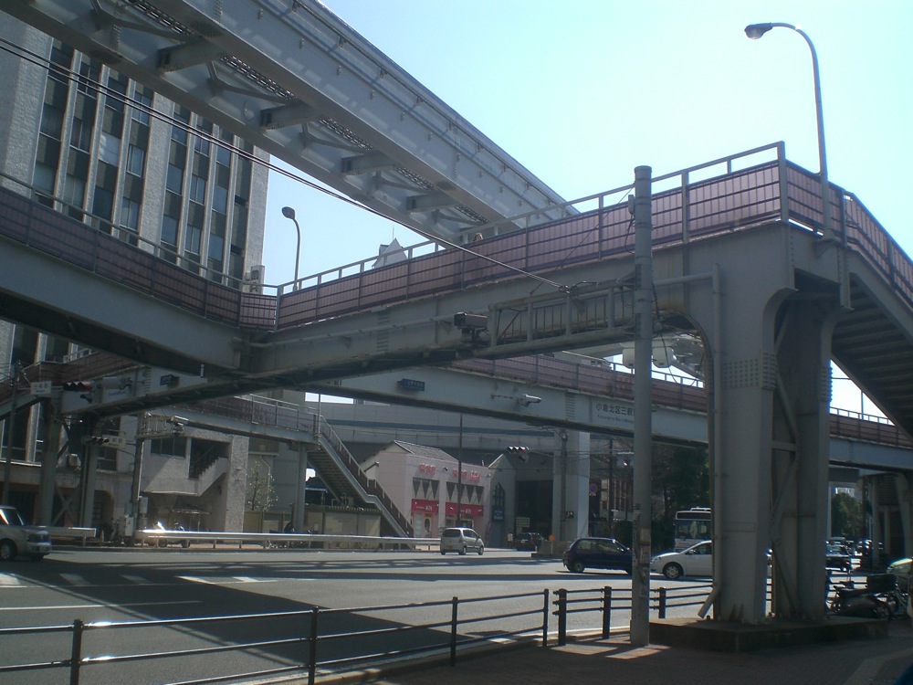 L'architecture urbaine ressemble à ce qu'on a déjà vu dans d'autres villes du Japon. Kitakyushu n'échappe donc pas à la règle des passerelles piétonnes, routières et ferroviaires qui s'entremêlent