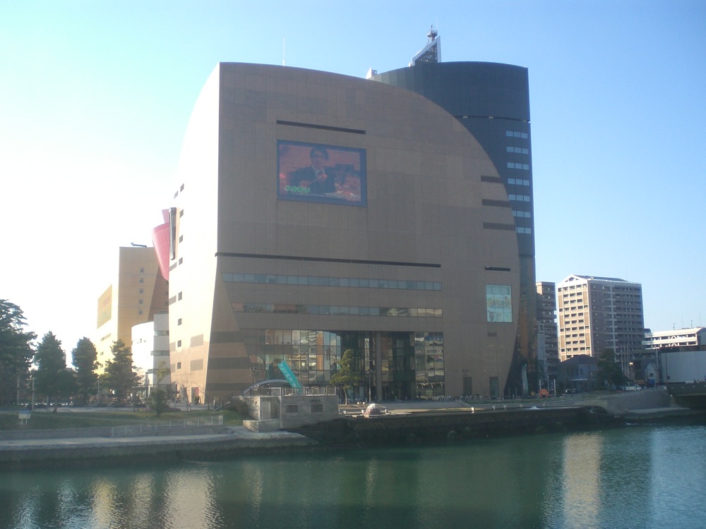 Promenade le long du canal: il y a bien sûr un grand centre commercial à côté