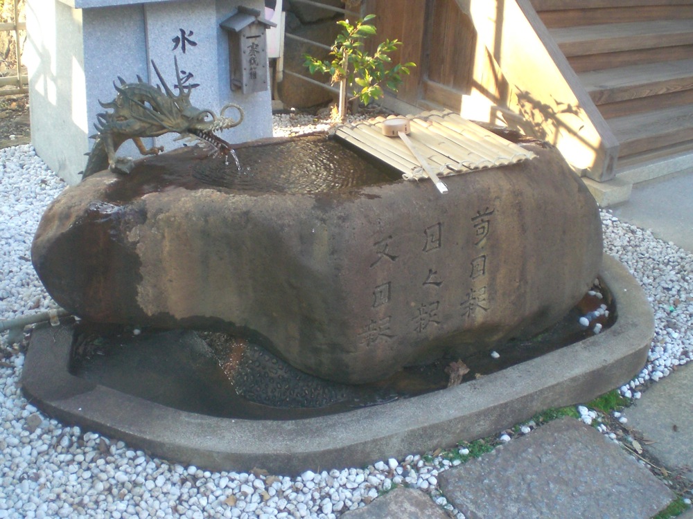 Ici c'est un dragon qui recrache l'eau de la fontaine