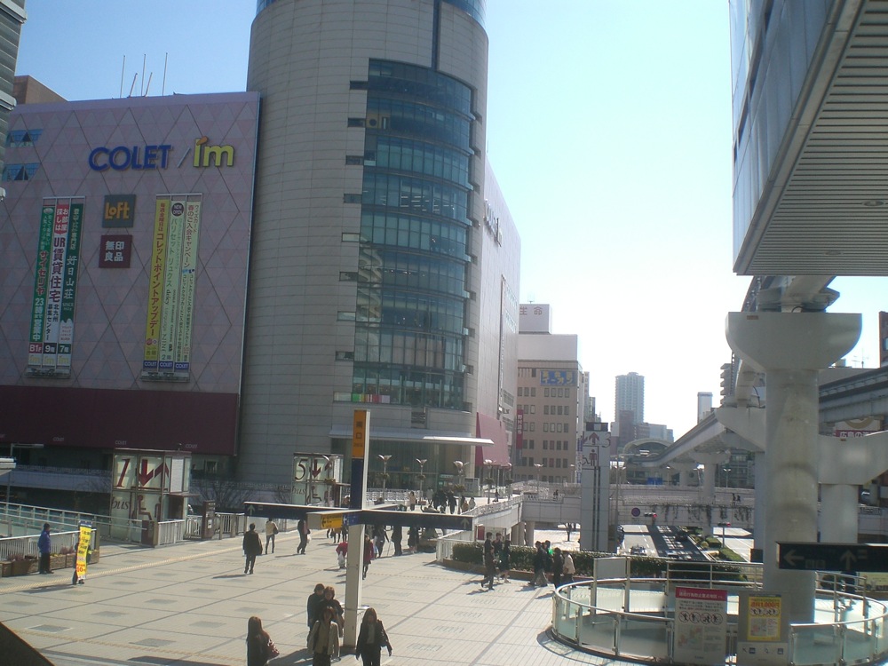 La gare principale de la ville, le quartier animé et son centre commercial