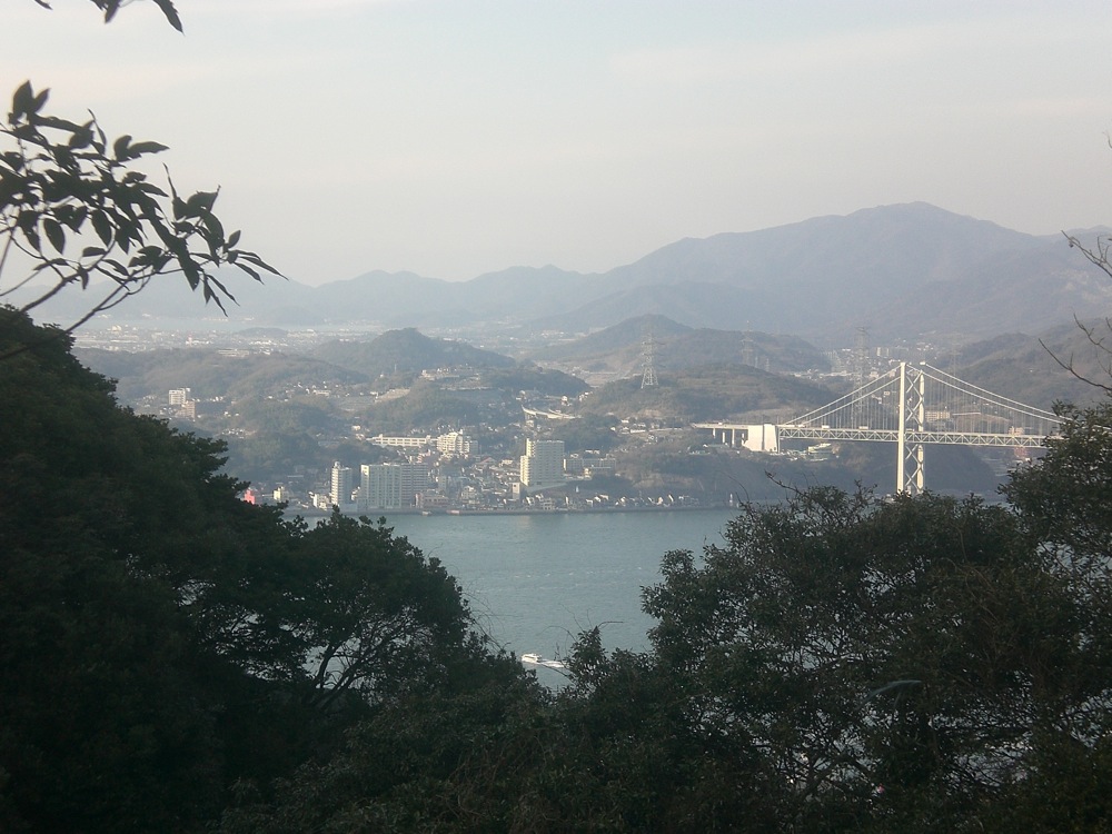 Journée à Mojiko: enfin un point de vue sympa après 2h de marche, on voit le pont qui relie l'île de Kyushu à l'île principale du Japon Honshu