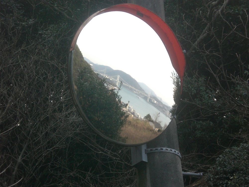 Journée à Mojiko: plutôt bien placé ce miroir! Nous avons remarqué que ces miroirs sont partout ici au Japon, très pratiques car les ruelles sont souvent étroites et la visibilité réduite