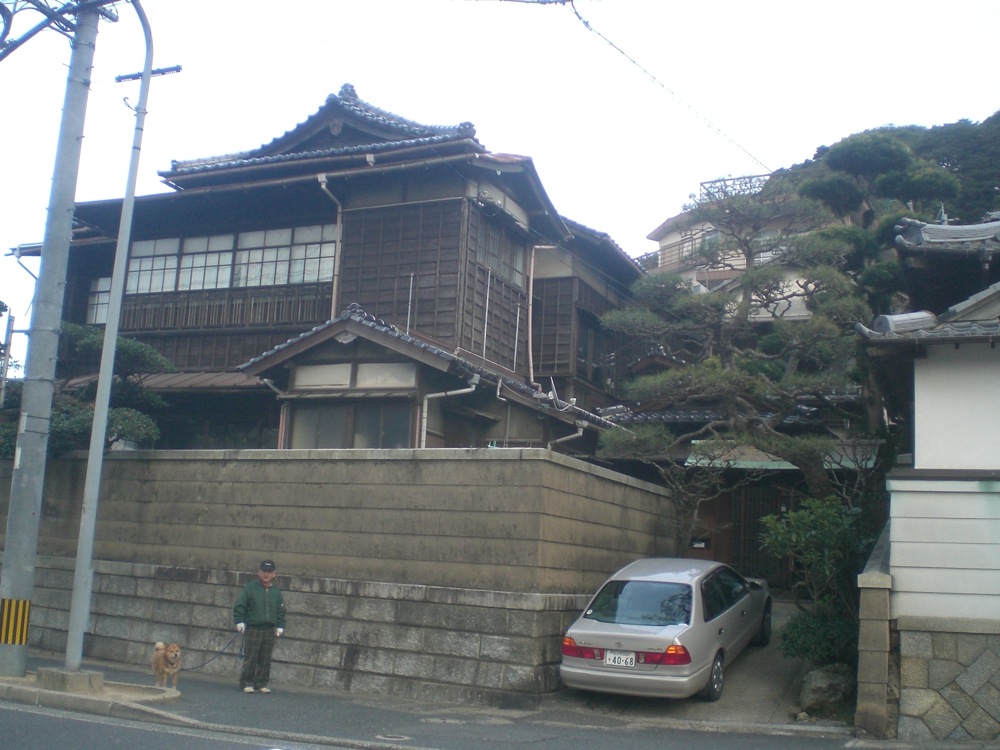 Journée à Mojiko: une maison imposante... J'ai comme l'inpression qu'on nous a remarqué, pas vous ?