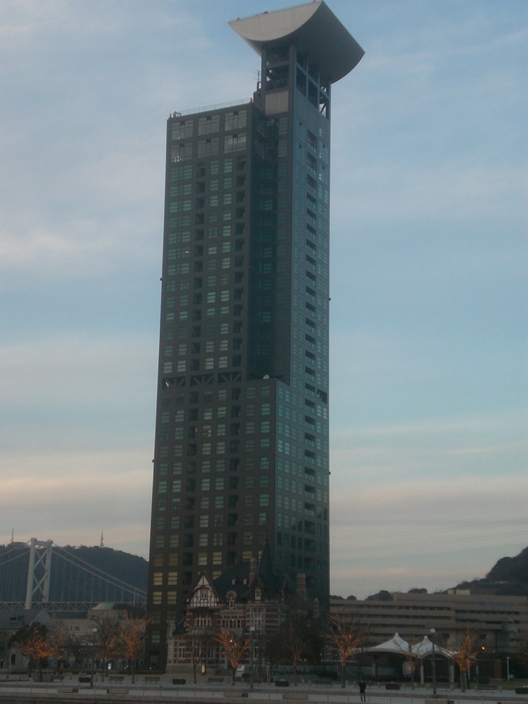 Journée à Mojiko: contraste sympathique entre cette grande tour et la maison en brique à ses pieds