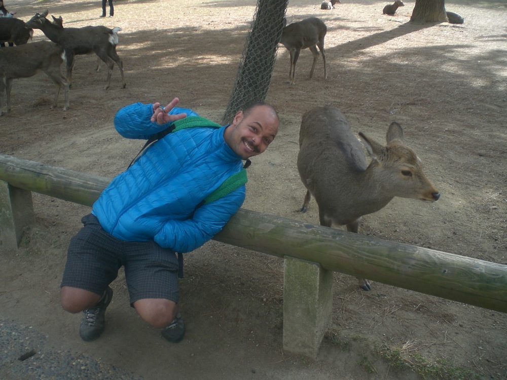 François fait le malin avec les daims... tant qu'il a les mains vides...