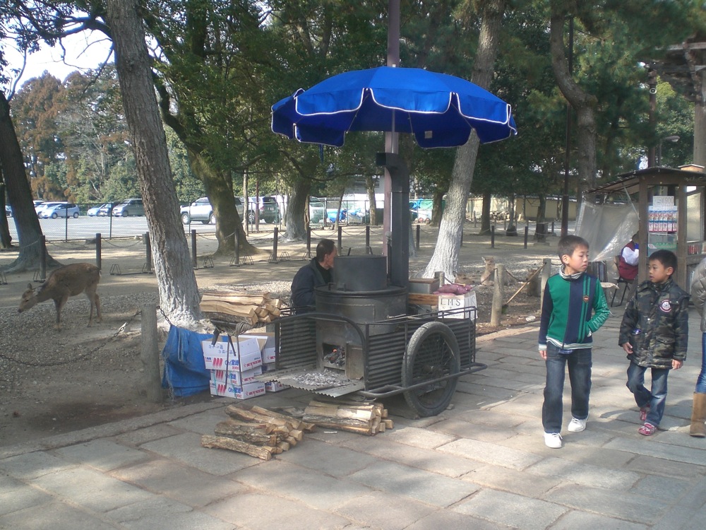 Un vendeur de patates douces chaudes... hmmm...