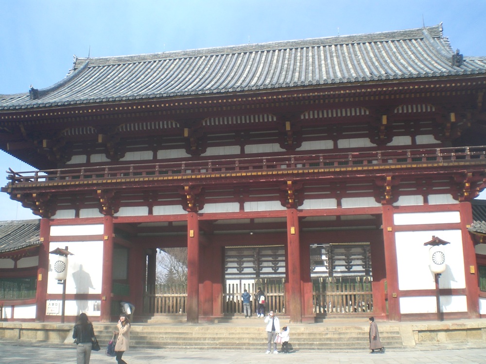 Encore une entrée du fameux temple Todaiji... le chemin est long avant de voir enfin le grand bouddha...