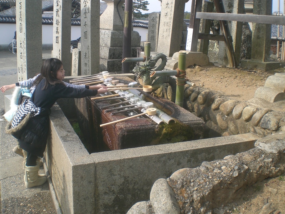 Une des nombreuses fontaine de purification