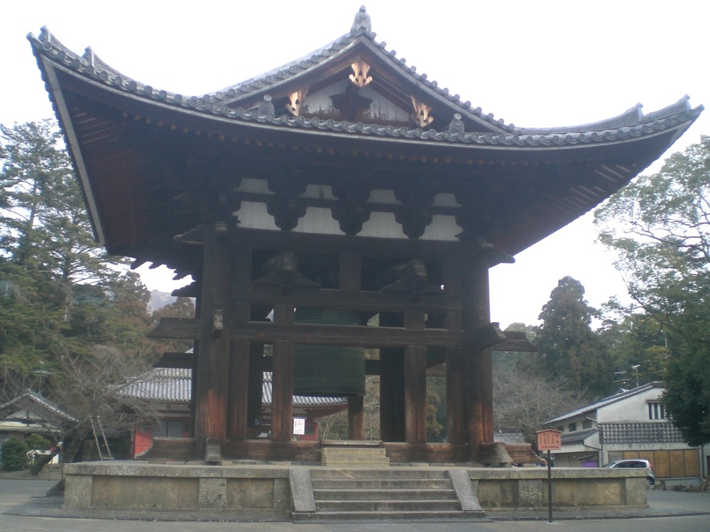 Ce bâtiment abrite une énorme cloche...
