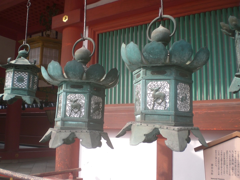 Des lampions décorés avec des daims sacrés