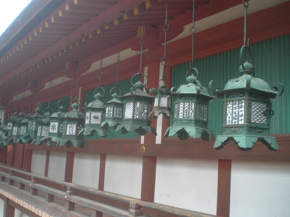 Le sanctuaire de Kasuga Taisha est décoré avec de nombreux lampions de ce type accrochés à l'extérieur des bâtiments