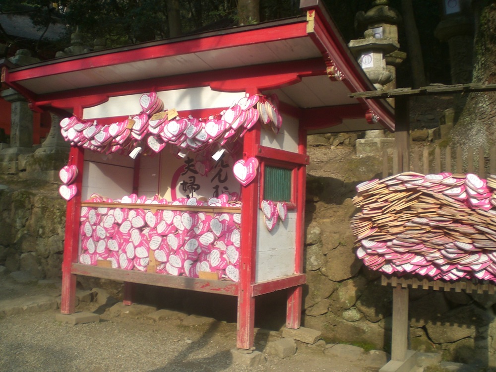 Un porte-voeux pour les couples: les planchettes de bois sont roses et en forme de coeur...