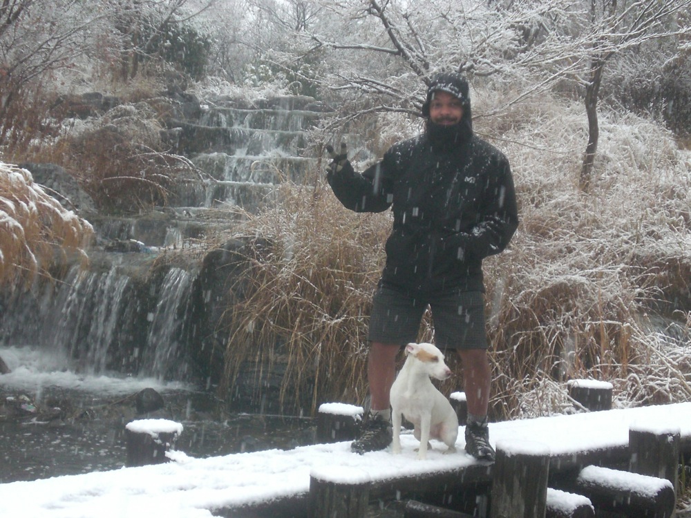 Sur le pont du petit lac dans le parc