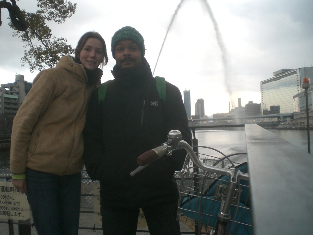 Photo souvenir devant le jet d'eau de Nakanoshima