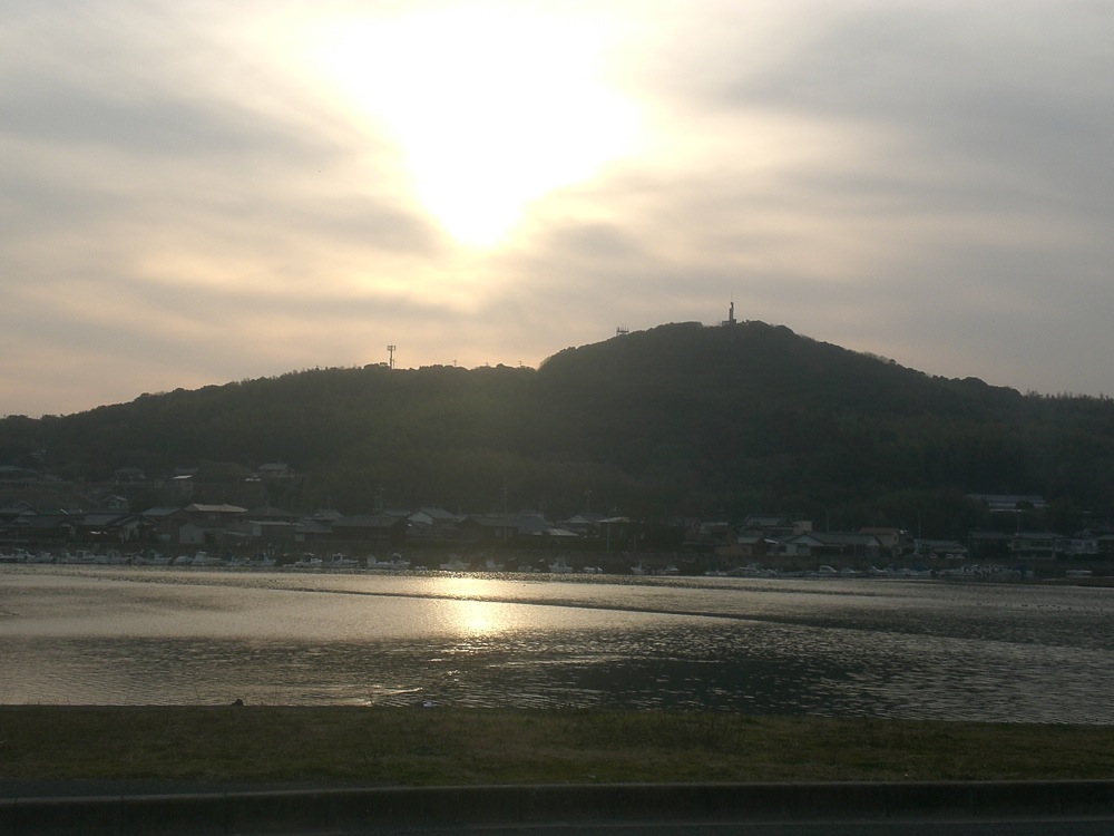 Le soleil commence à se coucher: il est temps pour nous de trouver un emplacement pour notre tente. Ce sera dans la colline de droite!