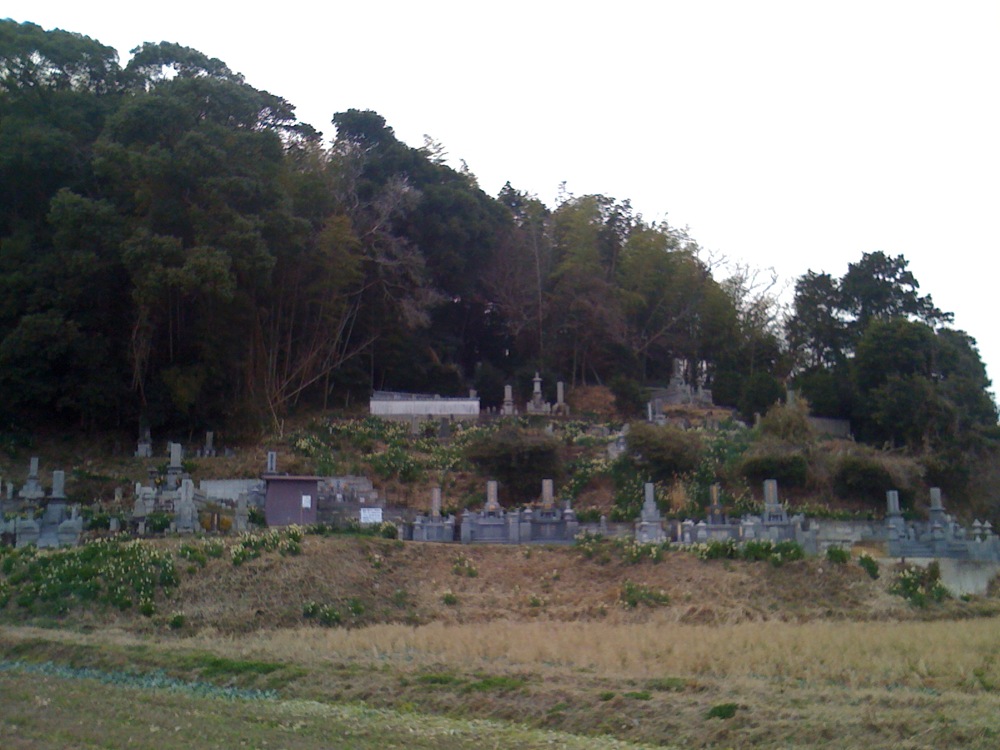 Un joli cimetière en bas de la colline où nous élisons domicile pour la nuit