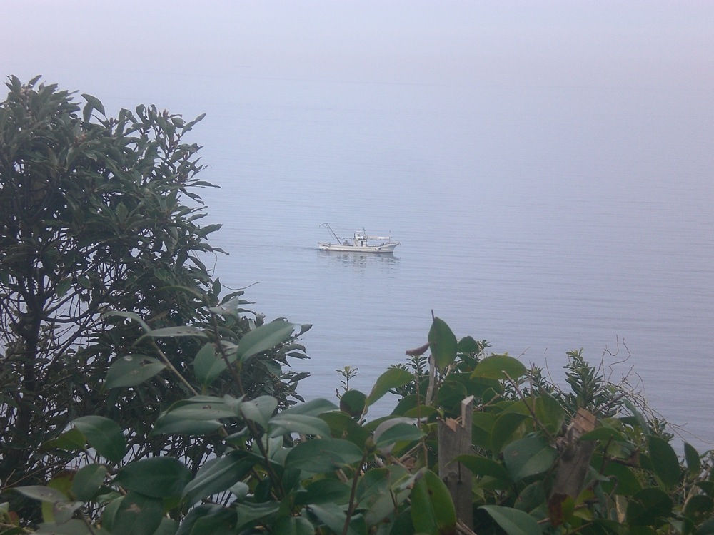 Un bateau est tout proche