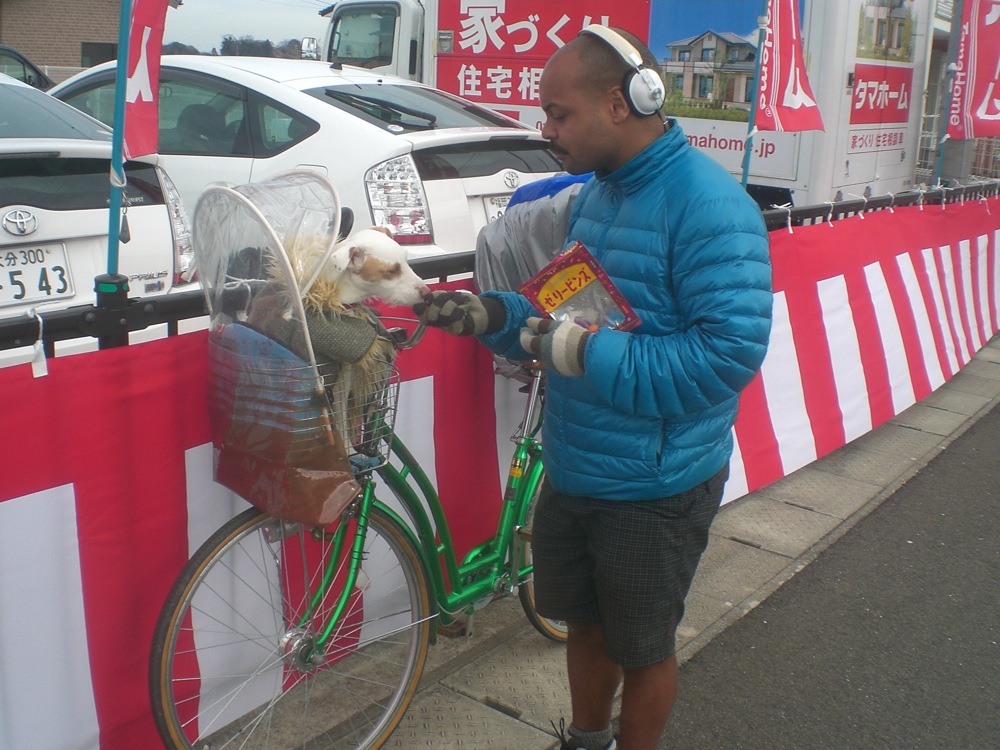 Je croyais qu'il ne fallait rien donner à manger à Carlo en dehors des repas...?? C'est un flagrant délit de partage de bonbons... bravo!