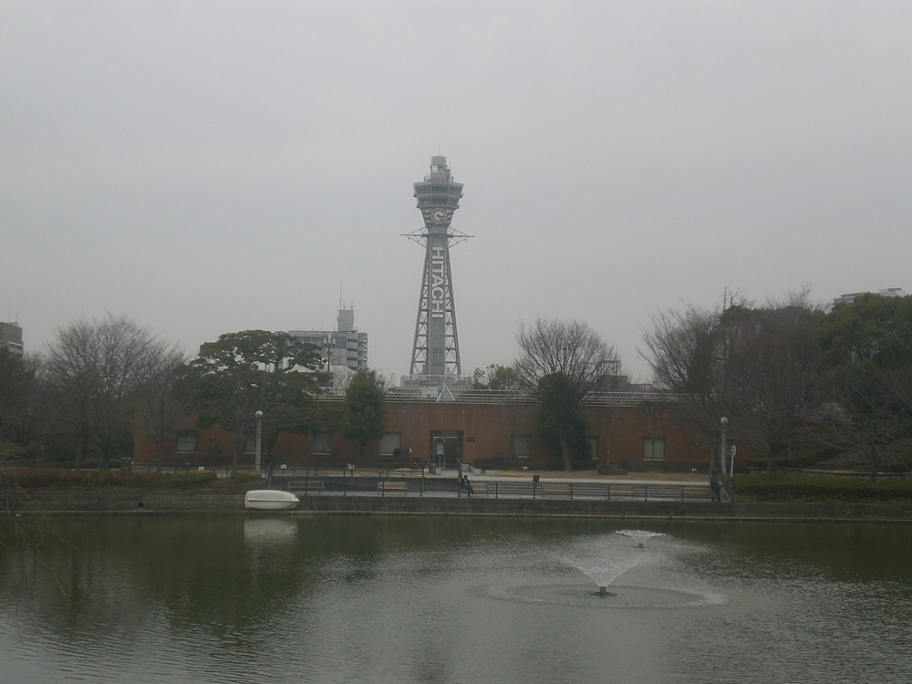 Dans le parc de Tonnoji, vue sur la tour de Shinsekai