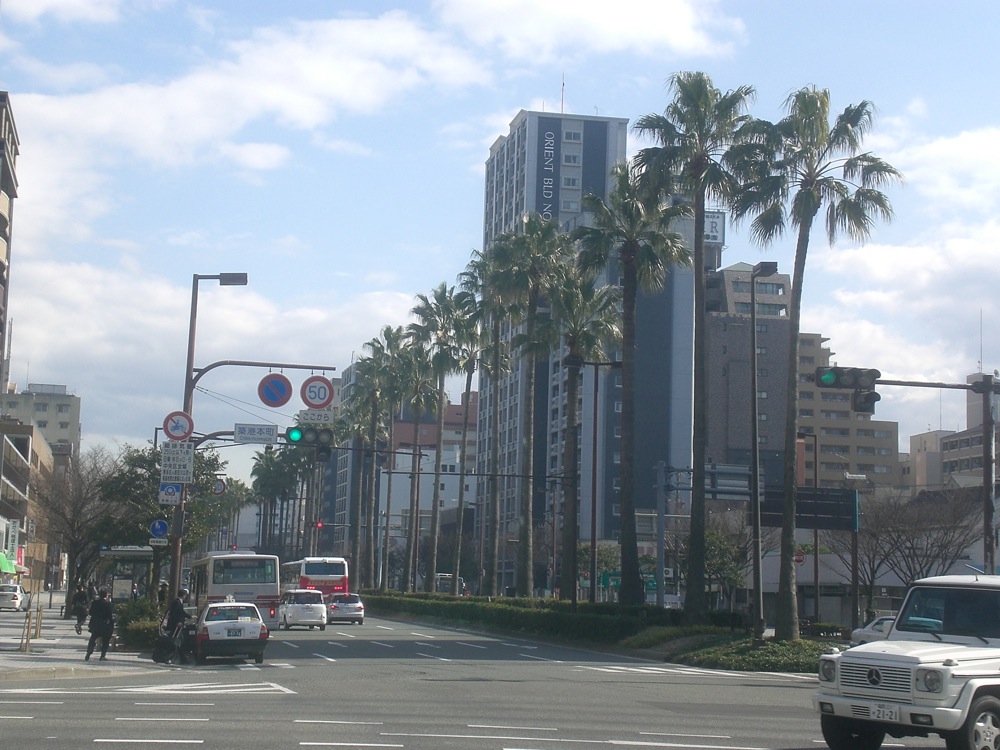 Quartier du centre-ville de Tenjin: on apprécie les palmiers et le ciel bleu!
