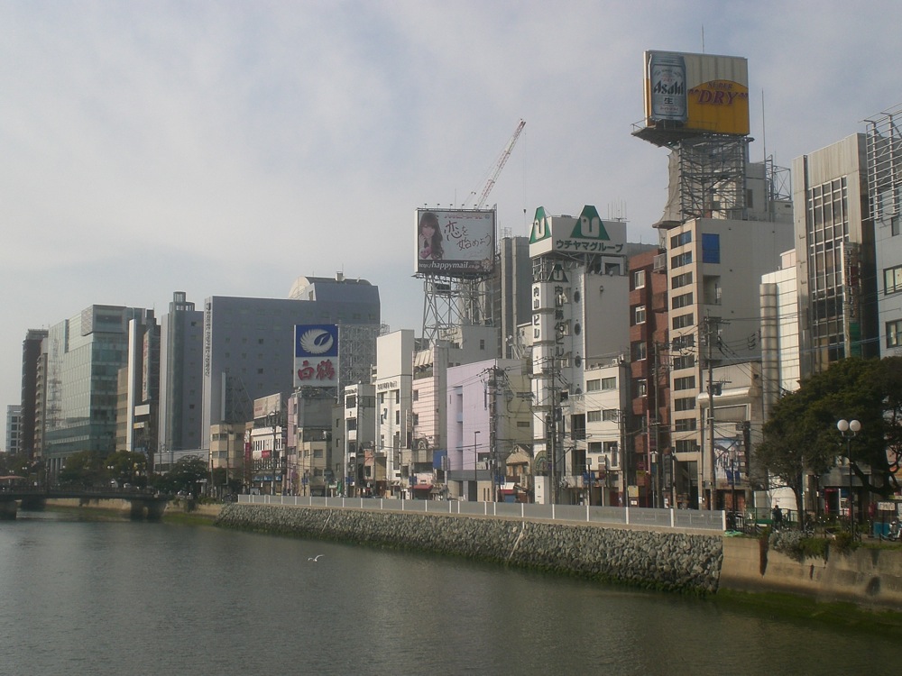 Les bords de la rivière peu aménagés du centre-ville