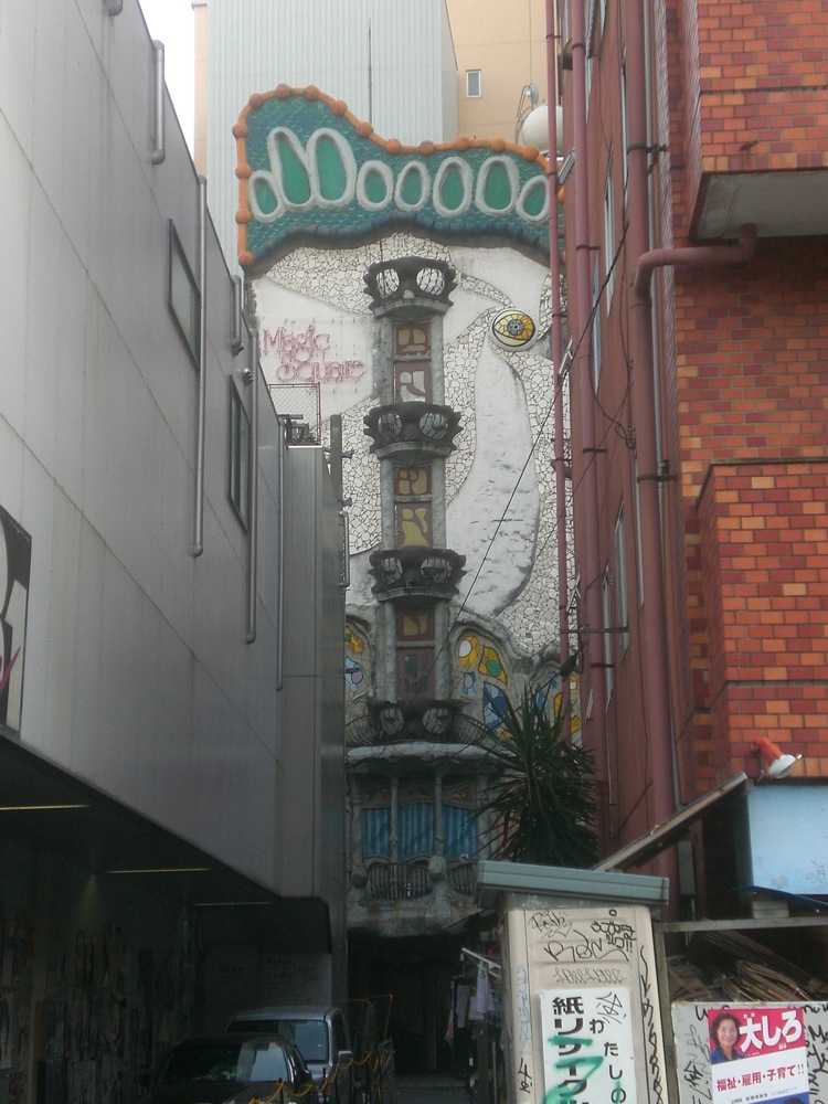 Un immeuble caché qui a pourtant attiré notre regard