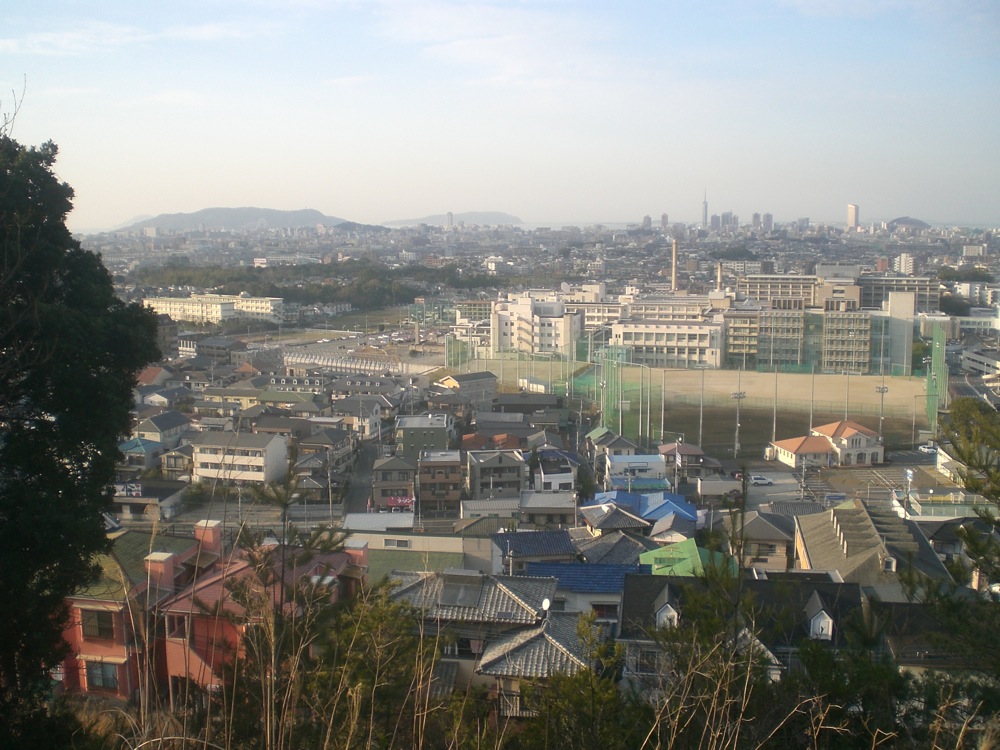 Du haut de notre montagne: petite vue sur notre quartier au premier plan, ensuite vue sur les buildings du centre-ville et enfin sur la mer (et pour les plus fins observateurs peut-être la Corée..!)