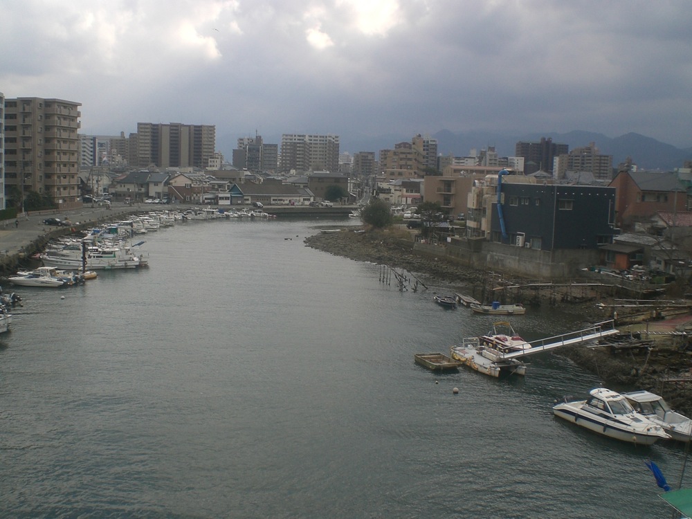 Un bras de mer entre dans les terres et des ports de fortune sont plus ou moins aménagés