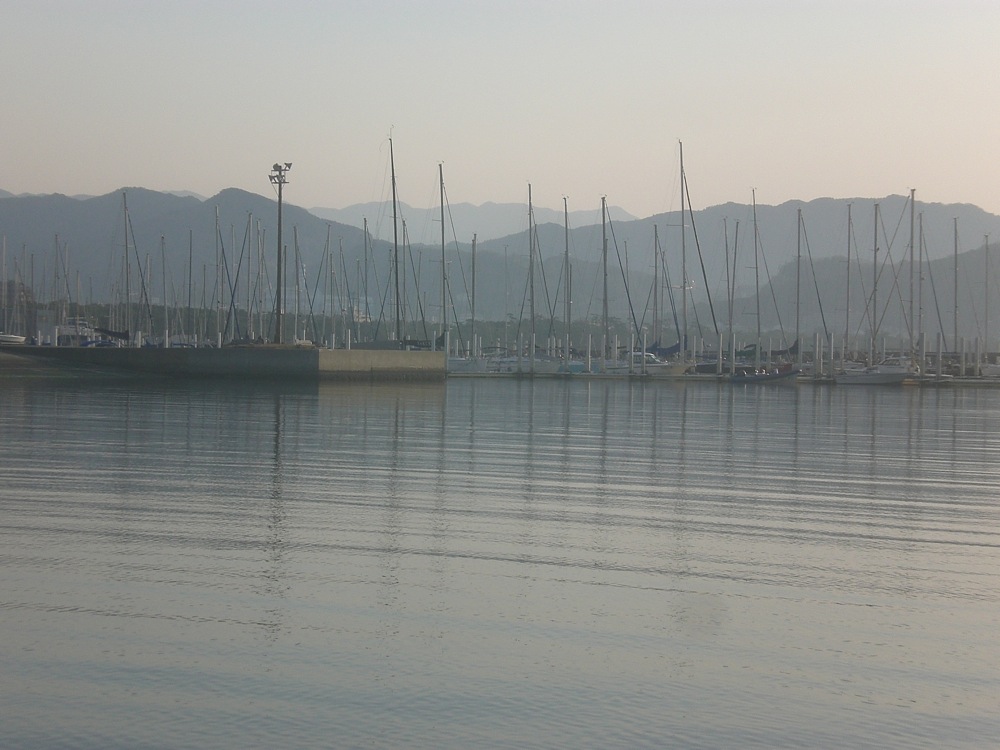 Petit port à l'intérieur d'une digue