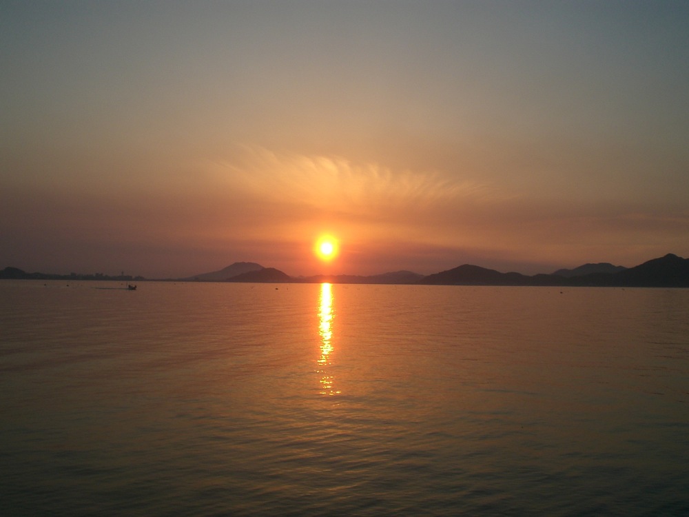 Le jour se termine, tout le monde rentre chez soi et nous, on profite du coucher de soleil sur la mer et des poissons volants qui font de la voltige