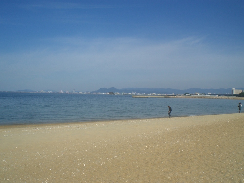 Journée avec Miharu: le ciel est tout bleu et la mer est très jolie