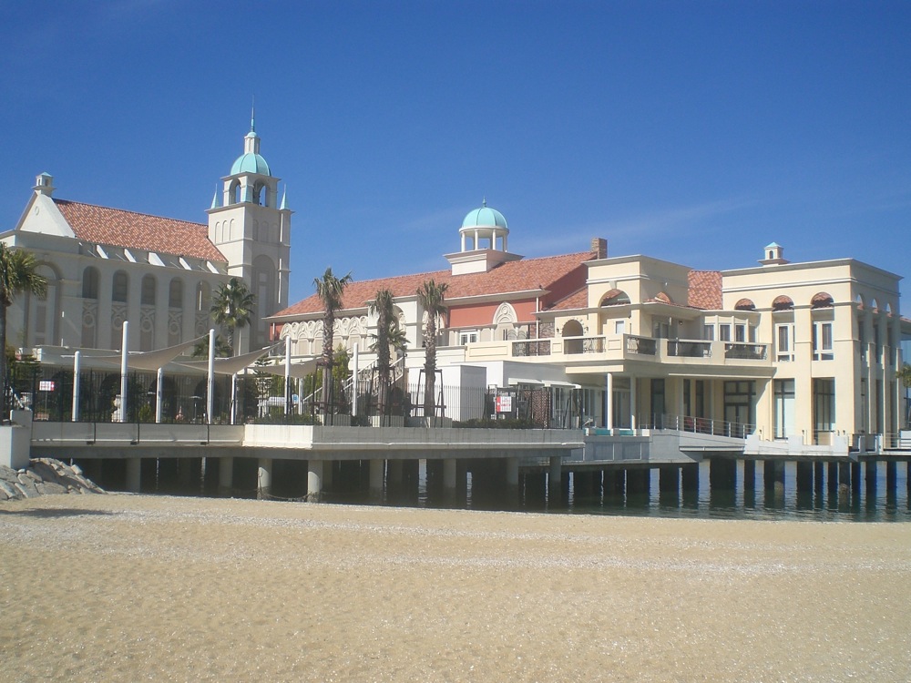 Cet établissement est spécialisé dans les réceptions de mariage: idéalement placé: sur pilotis en bord de mer avec une plage de sable orangé