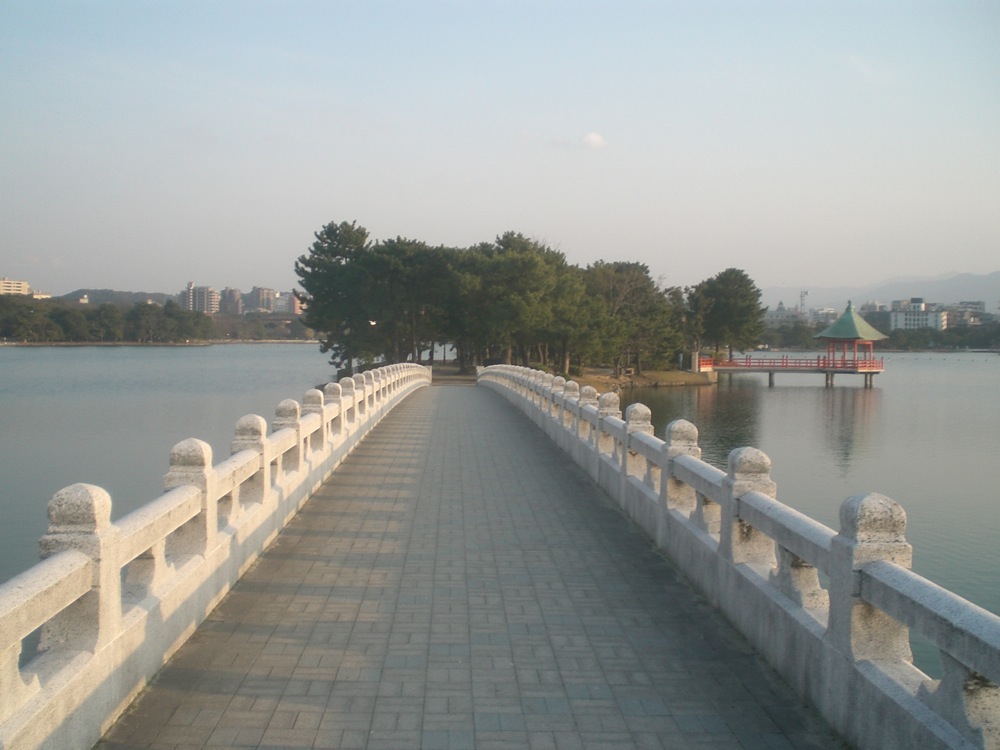 Un pont permet de rejoindre une petite île qui traverse le lac