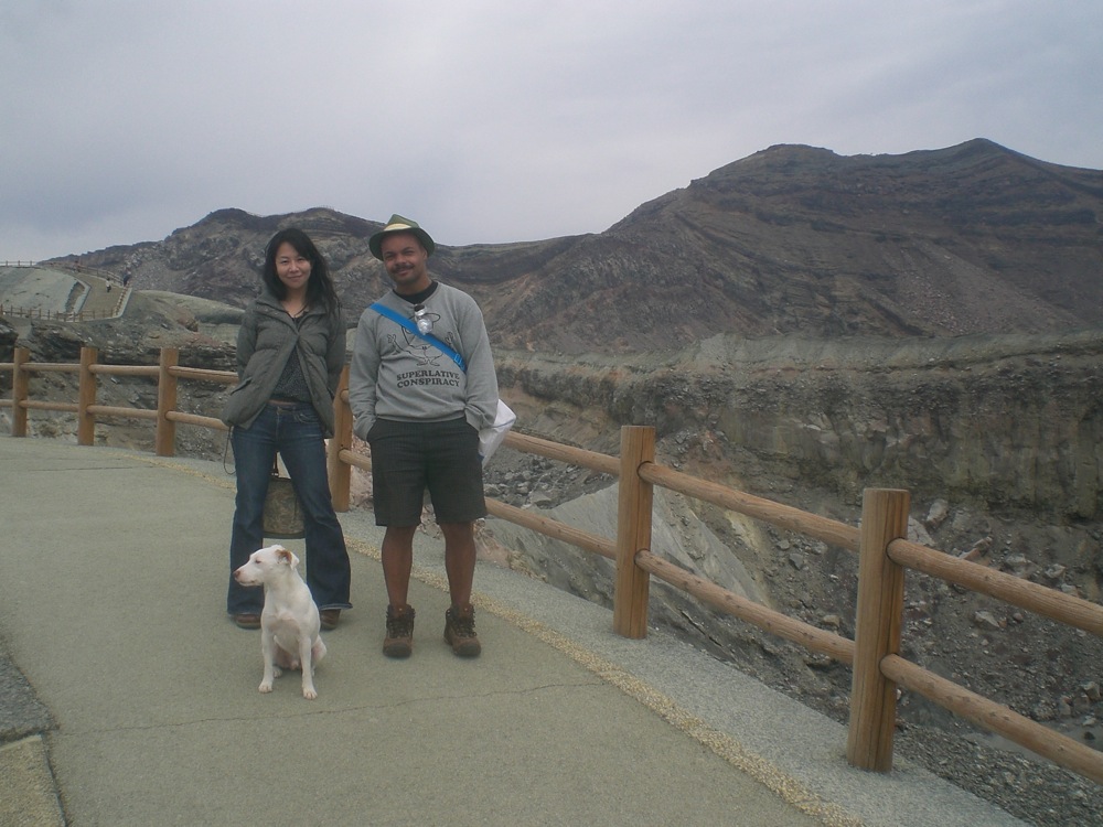 Mont Aso: Miharu, Carlo et François prennent la pose devant le volcan