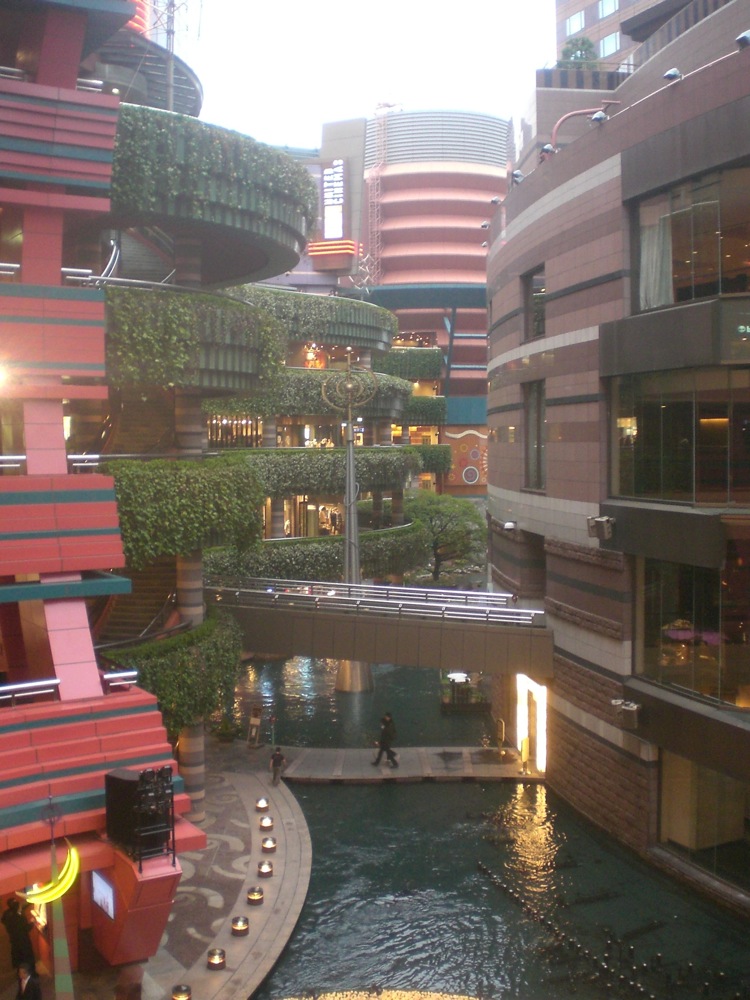 Canal City: une petite rivière, des terrasses fleuries, le tout innondé par la lumière du jour