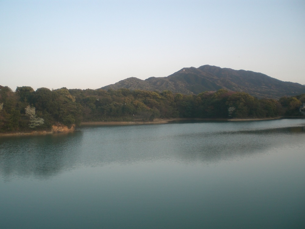 Au fond on voit notre montagne