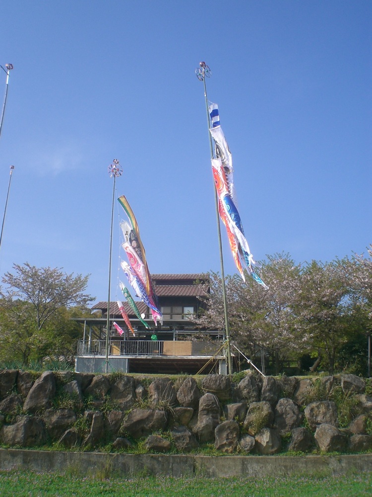Une maison de l'île arbore des poissons géants: c'est le signe de la fête des garçons qui approche