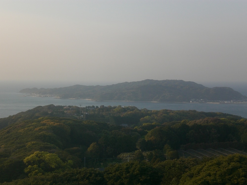 Du haut des 195m de cette île, vue imprenable (mais de toutes façons personne ne vient jusqu'ici donc personne ne nous l'aurait prise...) sur la presqu'île de Fukuoka