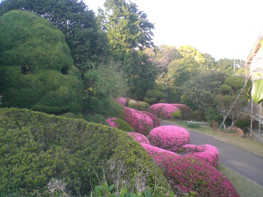 Des bungalows sont à louer dans cette propriété très fleurie. Saurez-vous retrouver Bibendum?