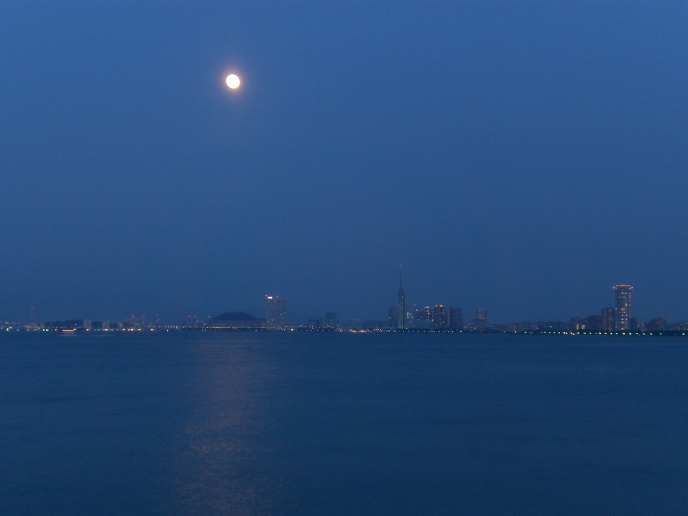 ... la lune se reflète dans la mer