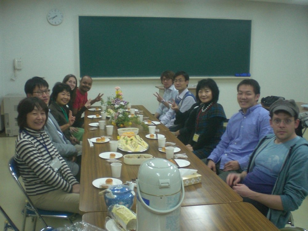 Photo de classe au Civic Center de Fukuoka lors de notre pot de départ