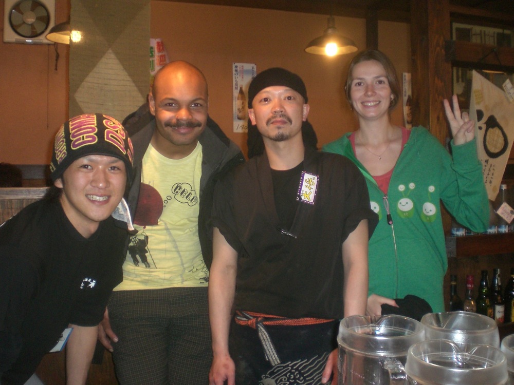 Au restaurant Tarafuku, juste à côté de notre appart, avec le chef (au ilieu de nous) et un des serveurs (à gauche de la photo). Cette photo date de la veille de notre départ pour Kyoto. Nous étions venu lui apporter quelques chocolats qui venaient de France (et que nous nous étions retenu de dévorer pour lui offrir). Le ventre bien rempli, nous sommes repartis sans rien payer! Merci au patron!