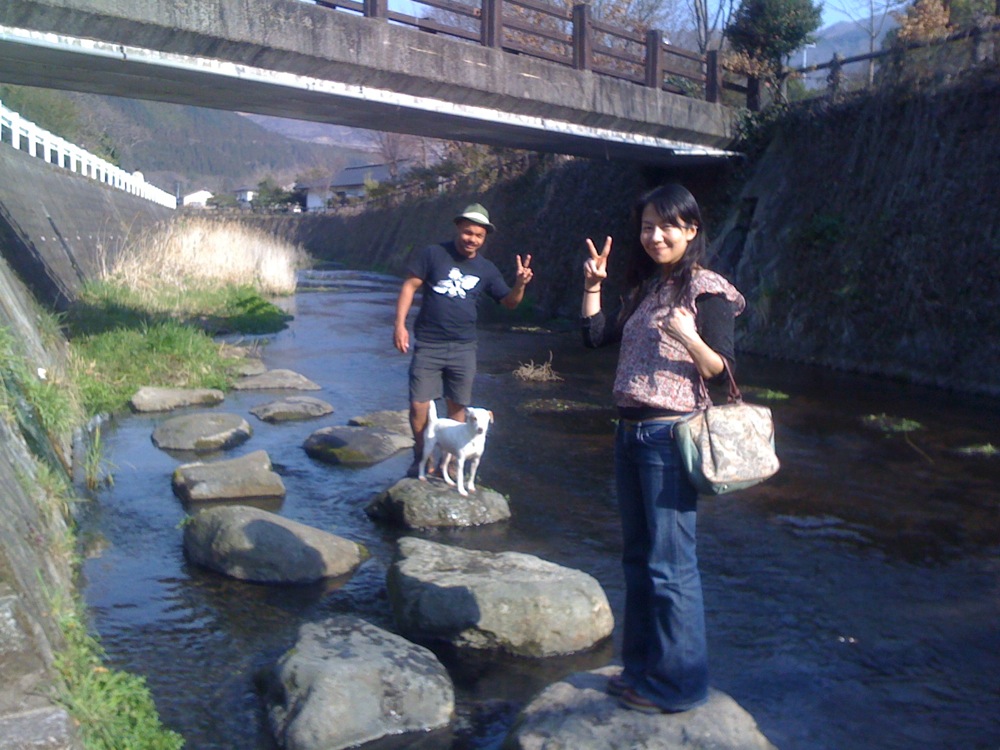 Yafuin: François, Miharu et Carlo au milieu de la rivière de Yufuin