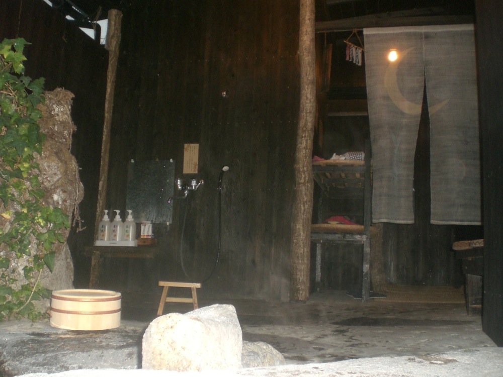 Ryokan: A gauche, une douche, une bassine en bois et du savon, à droite un rideau donne sur un petit vestiaire