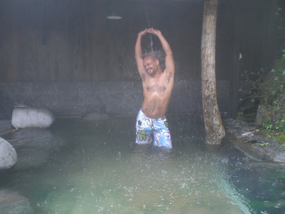 Kazokuburo: un autre bain en extérieur où François tente un remix de la pub d'Ushuaïa... Qu'en pensez-vous?!