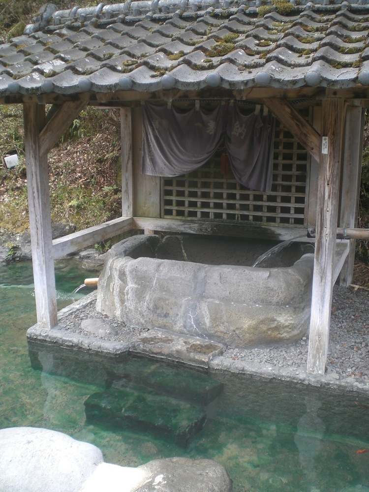 Kazokuburo: un bassin très chaud fait aussi office de fontaine