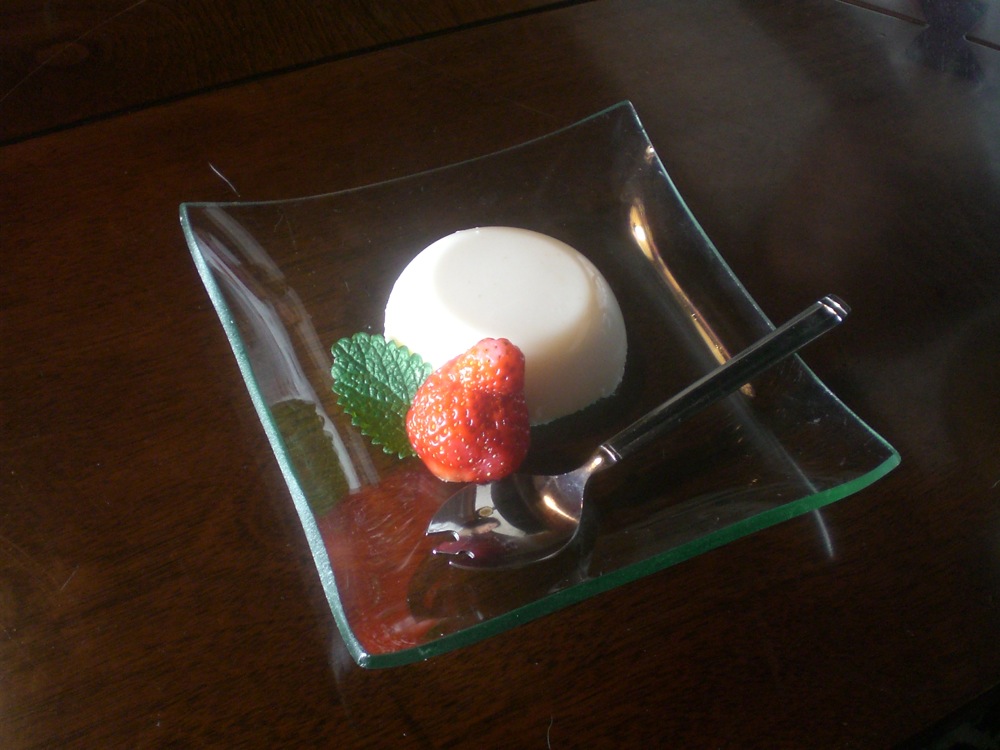 Dimanche sous les cerisiers: le dessert est délicieux: entre le flan et la mousse, accompagné d'une fraise et d'une feuille de menthe