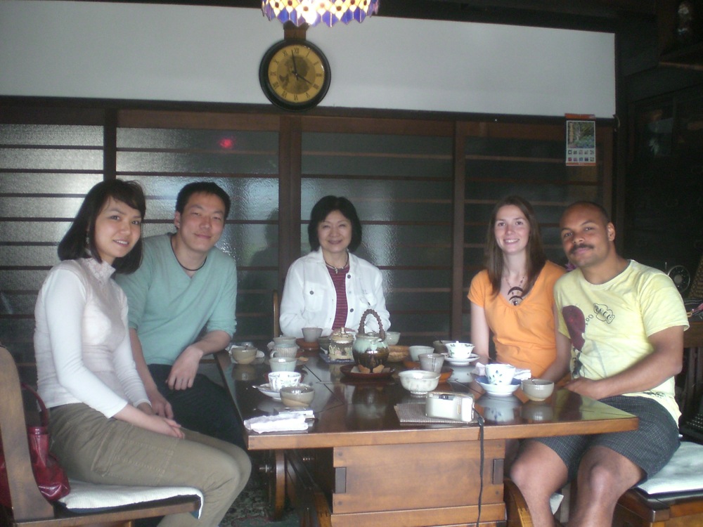Dimanche sous les cerisiers: notre équipe à table: Sulen et Mugi (Mongoles), Ookabe sensei (la prof de François et Mugi), Sandrine et François