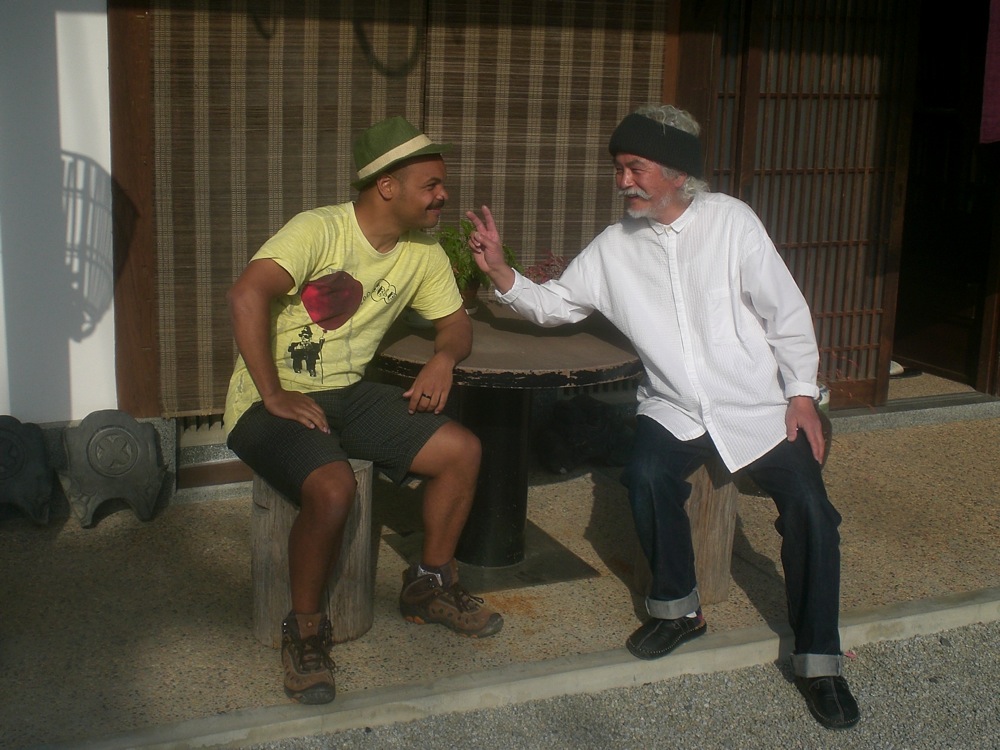 François et le propriétaire de l'auberge: concours de moustaches... Qui a gagné selon vous ?